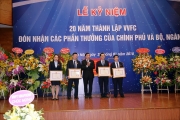 Ông Nguyễn Hùng Minh - Thường trực Hội đồng TĐKT ngành TC, Vụ trưởng Vụ thi đua khen thưởng BTC tặng Bằng khen Bộ trưởng BTC cho các tập thể